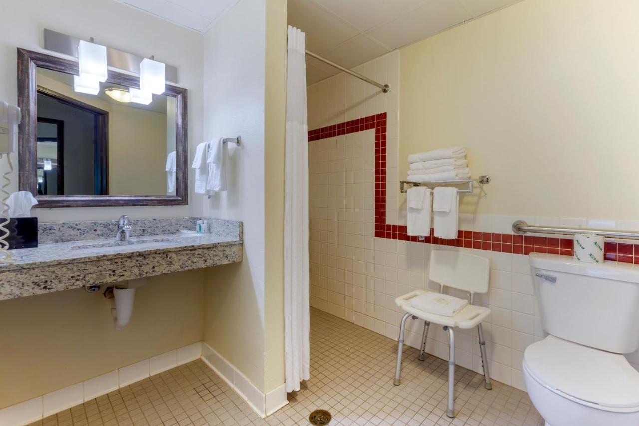 Quality Inn Oshkosh Exteriör bild